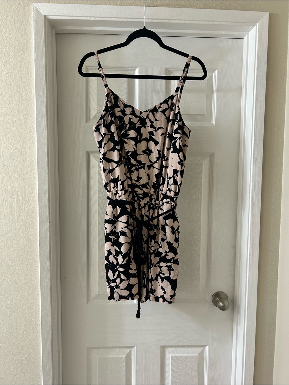 Evereve Black and Blush Floral Sleeveless Romper